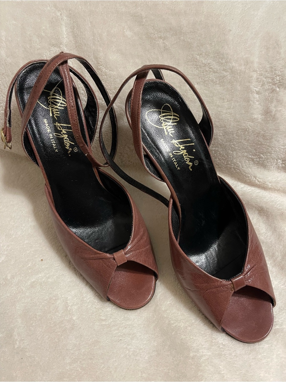 Women’s size 5 Mauve ankle strap 3in heels.